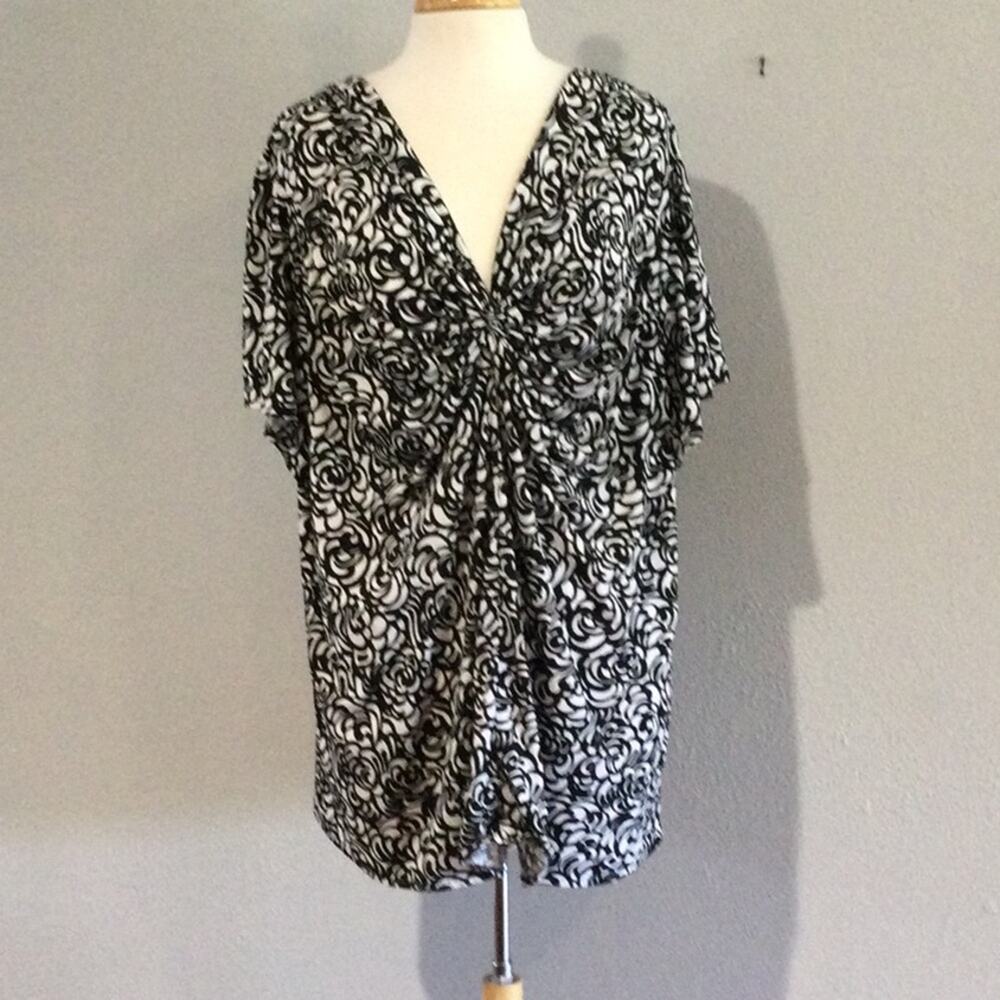 Lane Bryant Blk/Wht Floral V-Neck Short Top 26/28